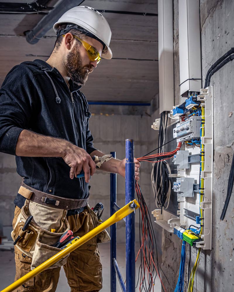 electricien-masculin-travaille-dans-standard-cable-raccordement-electrique