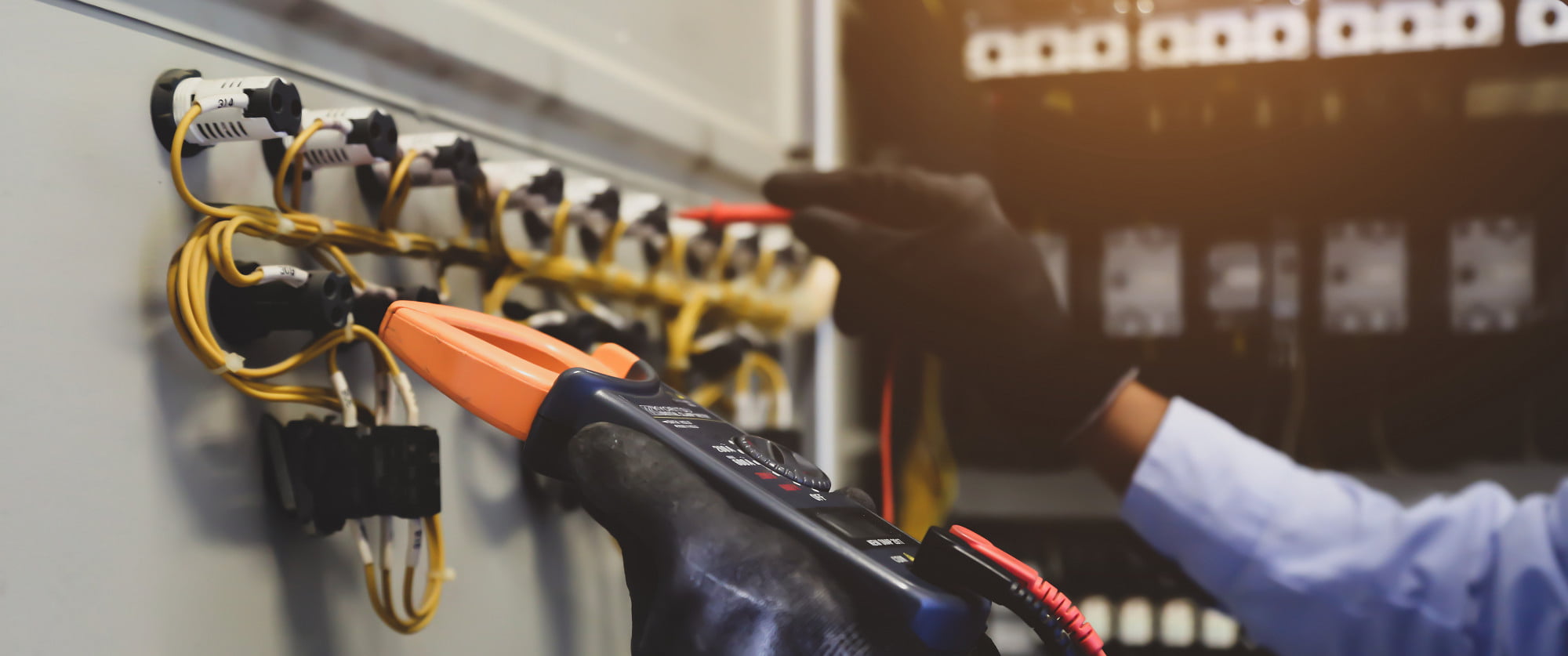ingenieur-electricien-utilisant-multimetre-numerique-pour-verifier-tension-actuelle-au-tableau-distribution-principal ingenieur-electricien-utilisant-multimetre-numerique-pour-verifier-tension-actuelle-au-tableau-distribution-principal