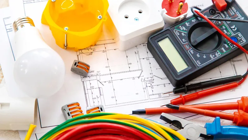 Materiel-d-electricien gros-plan-ingenieur-electricien-travaillant-fils-cables-electriques-boite-fusibles-moderne